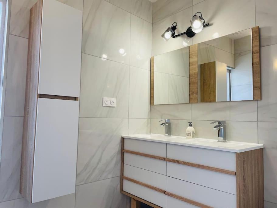 Agreable Maison De Village Avec Balcon Roiffieux Dış mekan fotoğraf