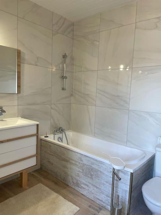 Agreable Maison De Village Avec Balcon Roiffieux Dış mekan fotoğraf