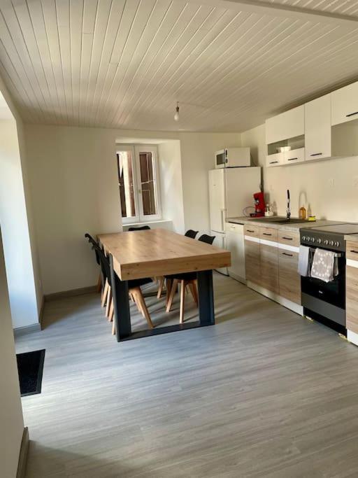 Agreable Maison De Village Avec Balcon Roiffieux Dış mekan fotoğraf