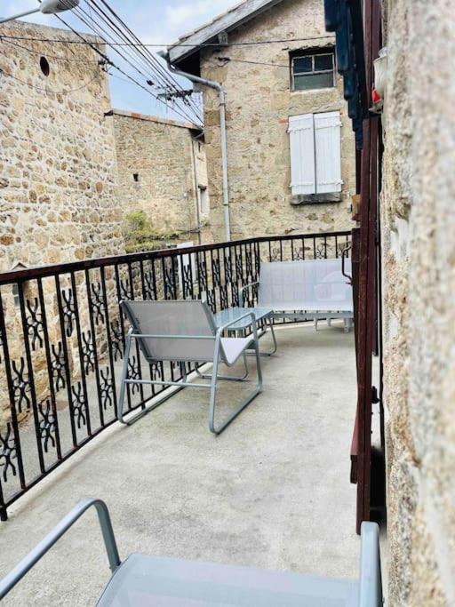Agreable Maison De Village Avec Balcon Roiffieux Dış mekan fotoğraf
