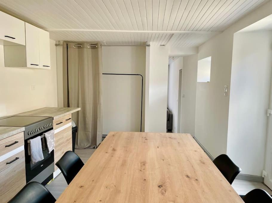 Agreable Maison De Village Avec Balcon Roiffieux Dış mekan fotoğraf